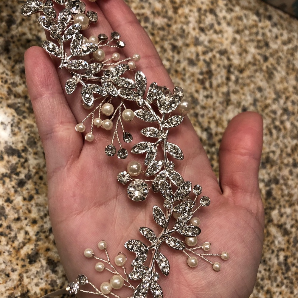 Crystal pearl vine tie back